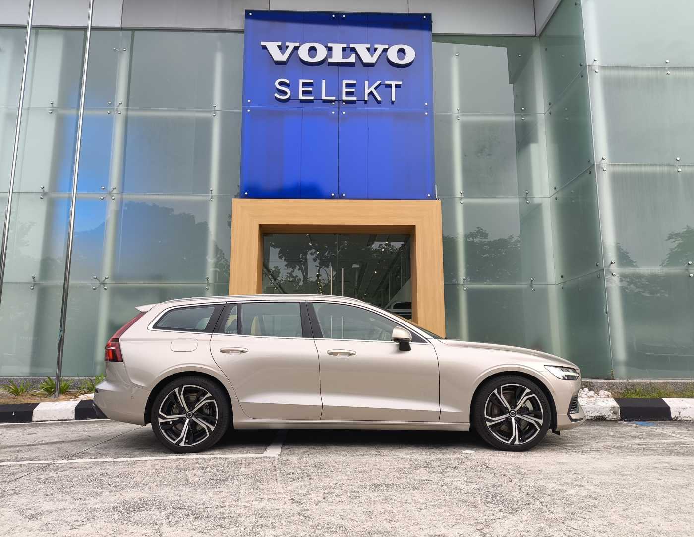 Volvo  V60 Recharge Ultimate, T8 , Electric/Petrol, Bright