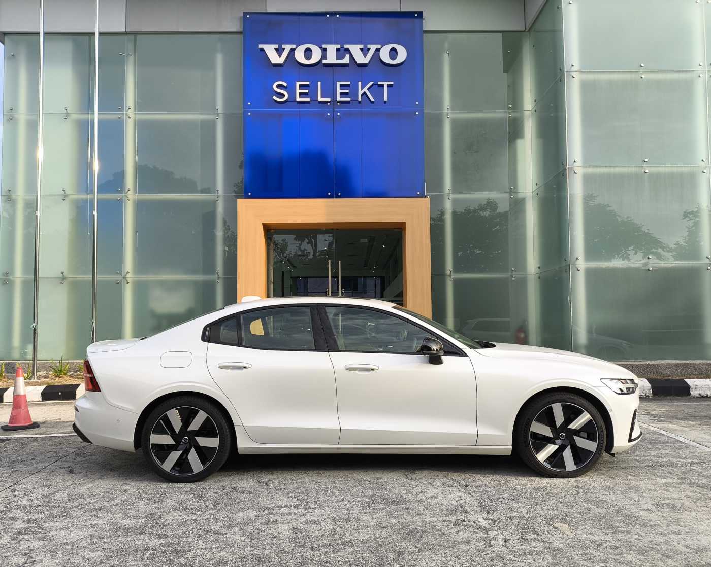 Volvo  S60 Recharge Plus, T8 AWD Plug-in hybrid, Electric/Petrol, Dark