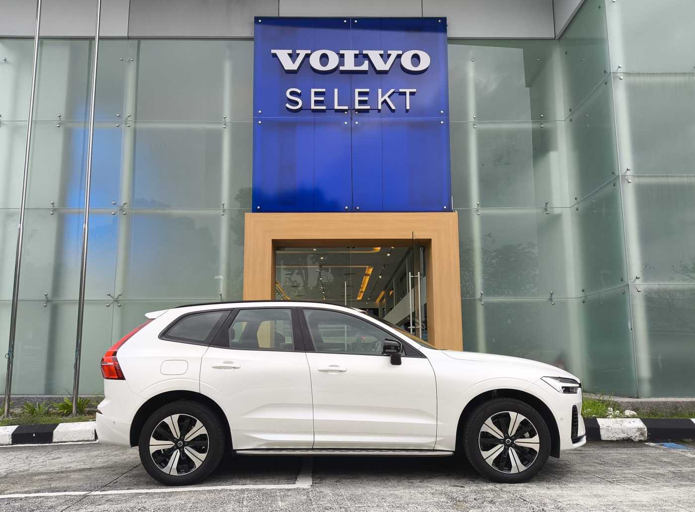 Volvo  XC60 Recharge Ultimate, T8 AWD Plug-in hybrid, Electric/Petrol, Dark