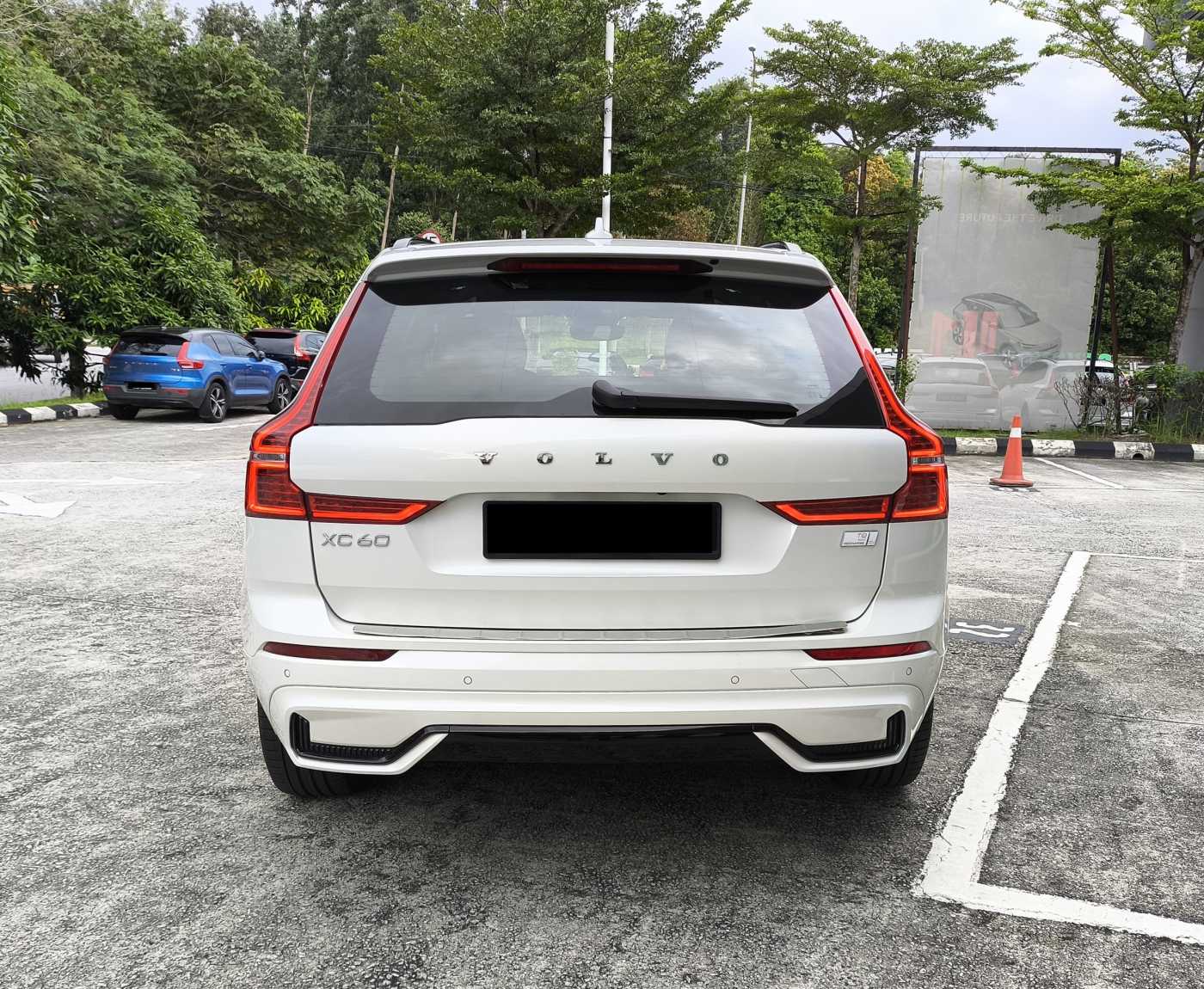 Volvo  XC60 Recharge Ultimate, T8 AWD Plug-in hybrid, Electric/Petrol, Dark