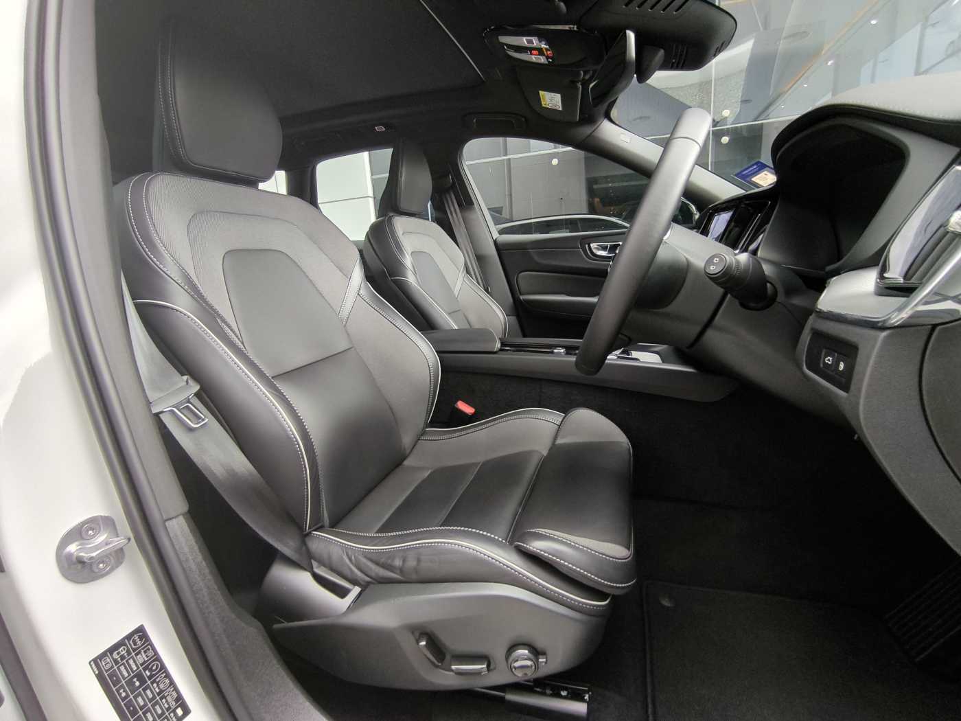 Volvo  XC60 Recharge Ultimate, T8 AWD Plug-in hybrid, Electric/Petrol, Dark