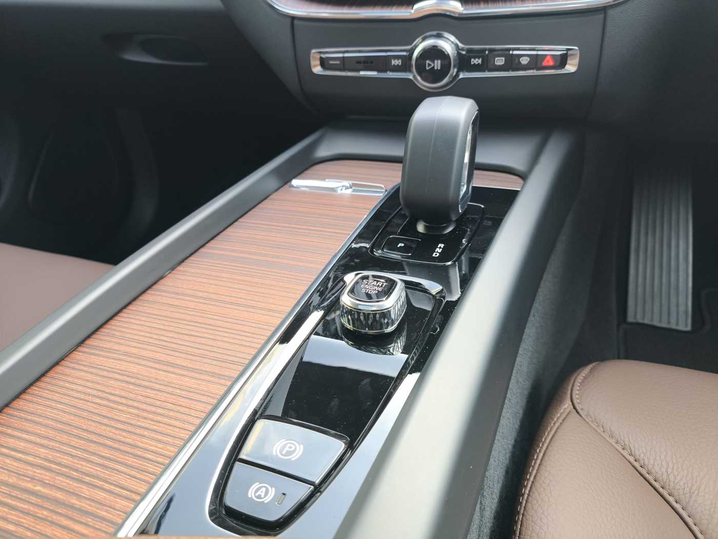 Volvo  XC60 Essential, B5 AWD Mild hybrid, Petrol