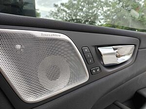 Volvo  XC60 Recharge Ultimate, T8 AWD Plug-in hybrid, Electric/Petrol, Dark