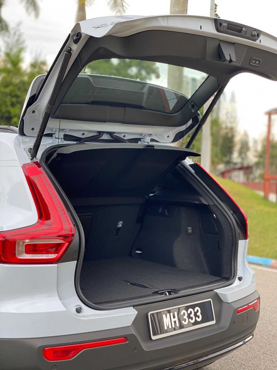 Volvo  XC40 Plus, B5 AWD Mild hybrid, Petrol, Dark