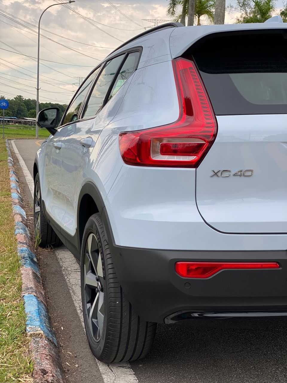 Volvo  XC40 Plus, B5 AWD Mild hybrid, Petrol, Dark