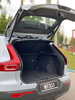 Volvo  XC40 Plus, B5 AWD Mild hybrid, Petrol, Dark