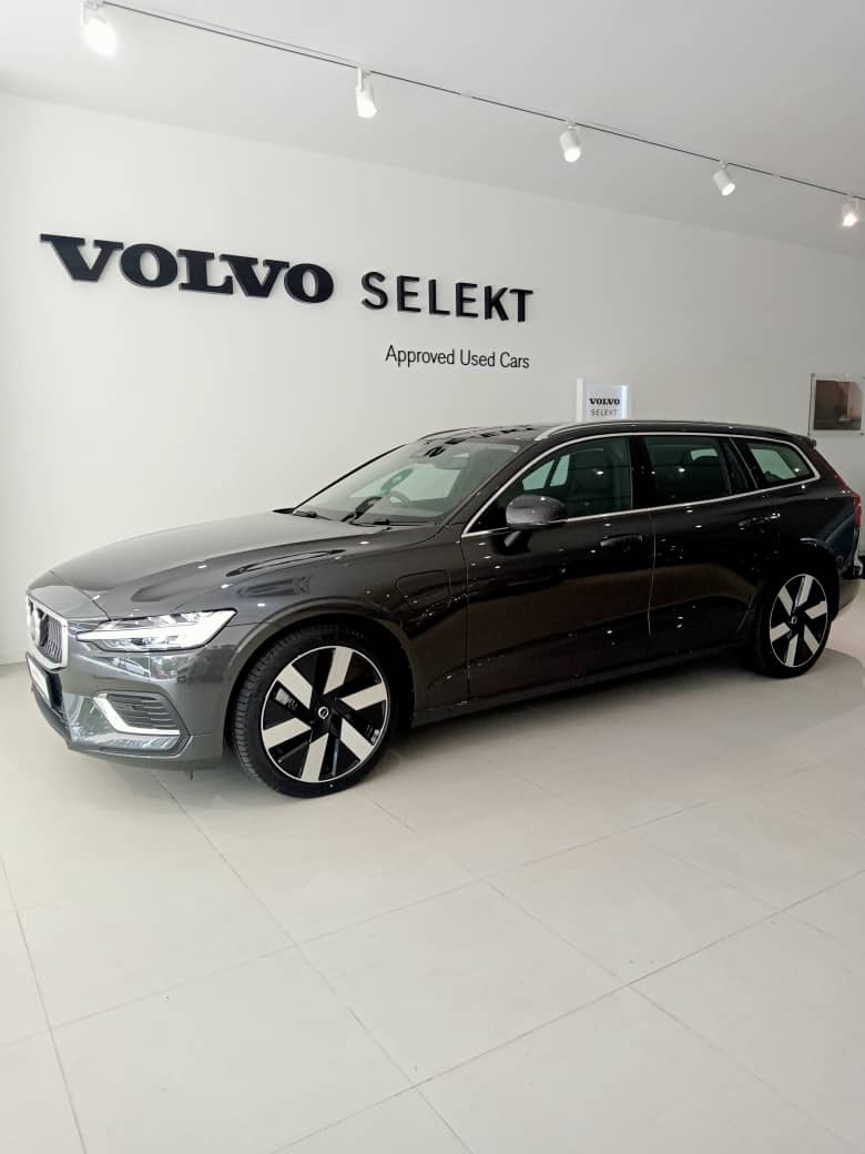 Volvo  V60 Recharge Plus, T8 AWD Plug-in hybrid, Electric/Petrol, Bright