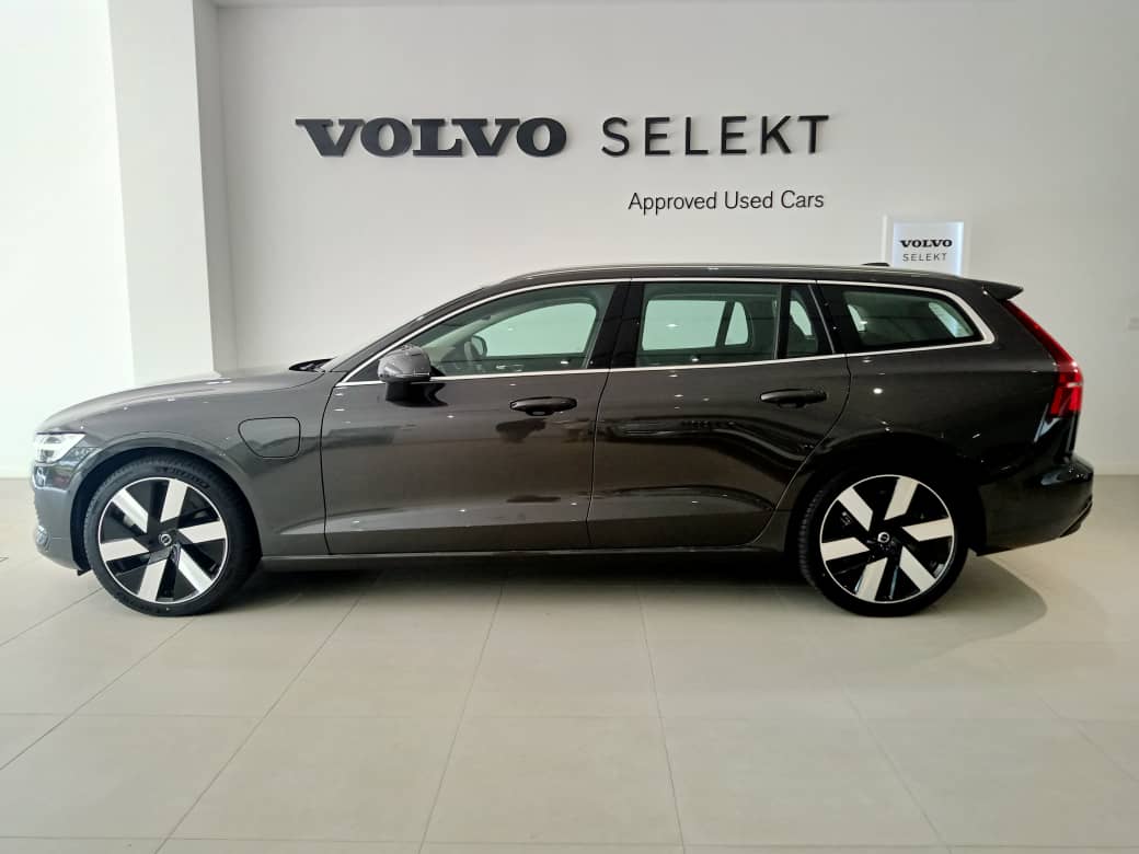 Volvo  V60 Recharge Plus, T8 AWD Plug-in hybrid, Electric/Petrol, Bright