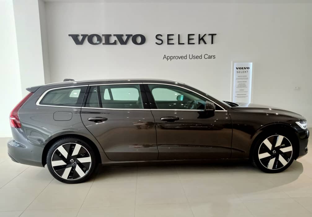 Volvo  V60 Recharge Plus, T8 AWD Plug-in hybrid, Electric/Petrol, Bright