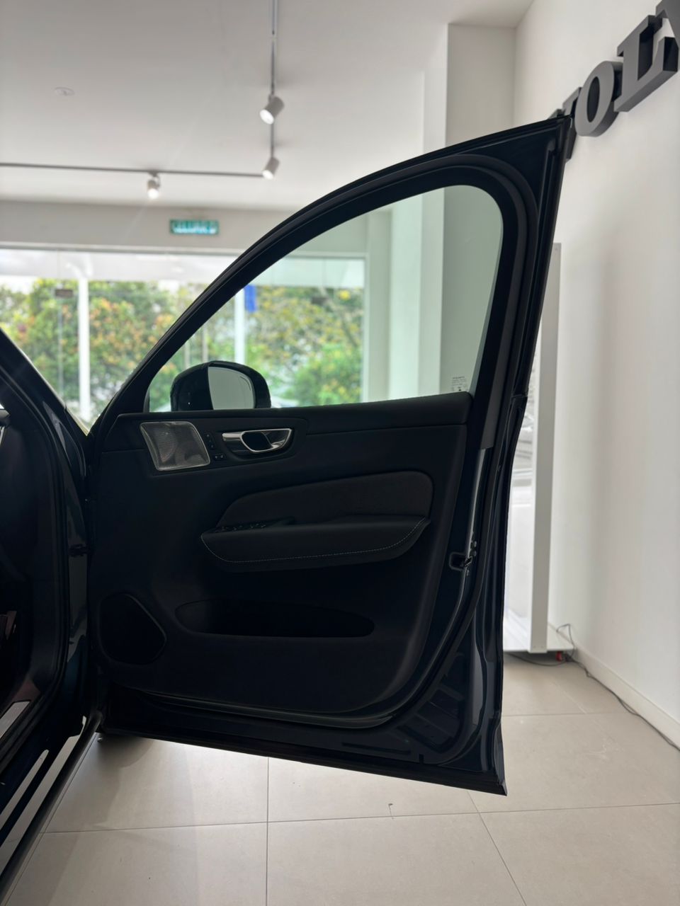 Volvo  XC60 Ultra, T8 AWD Plug-in hybrid, Electric/Petrol, Dark