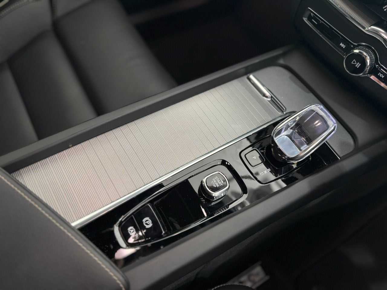 Volvo  XC60 Ultra, T8 AWD Plug-in hybrid, Electric/Petrol, Dark