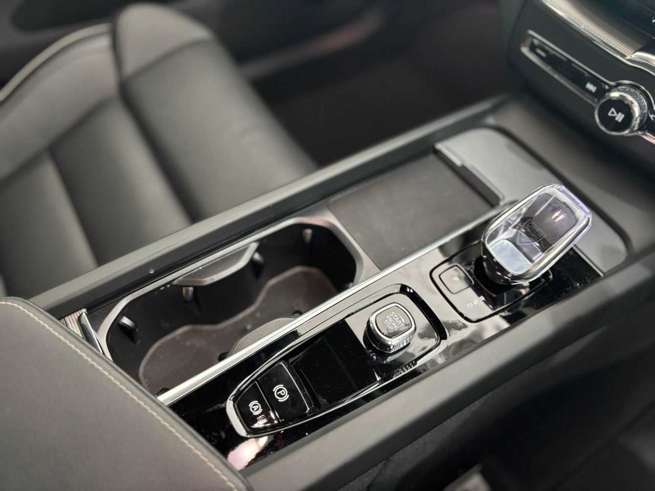 Volvo  XC60 Ultra, T8 AWD Plug-in hybrid, Electric/Petrol, Dark