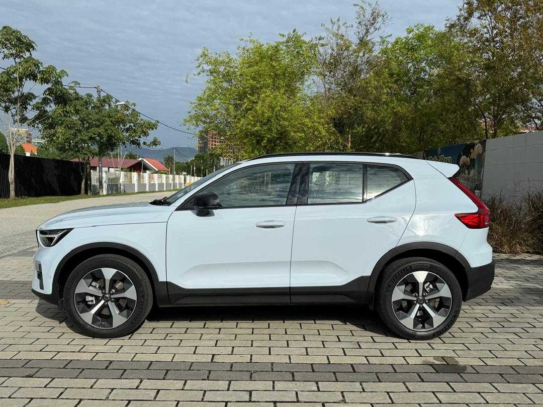 Volvo  XC40 Plus, B5 AWD Mild hybrid, Petrol, Dark