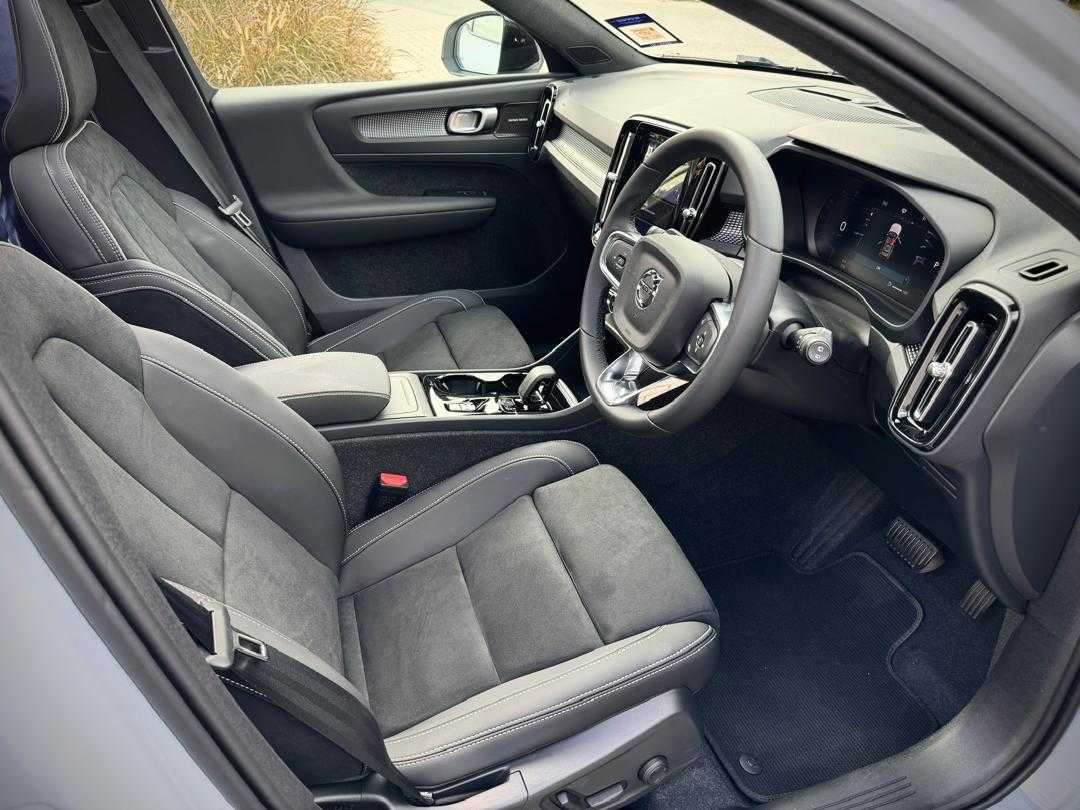 Volvo  XC40 Plus, B5 AWD Mild hybrid, Petrol, Dark