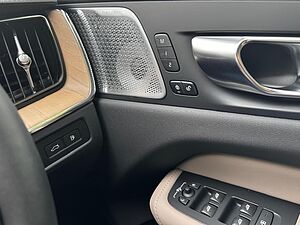 Volvo  Ultra, T8 AWD Plug-in hybrid, Electric/Petrol, Dark