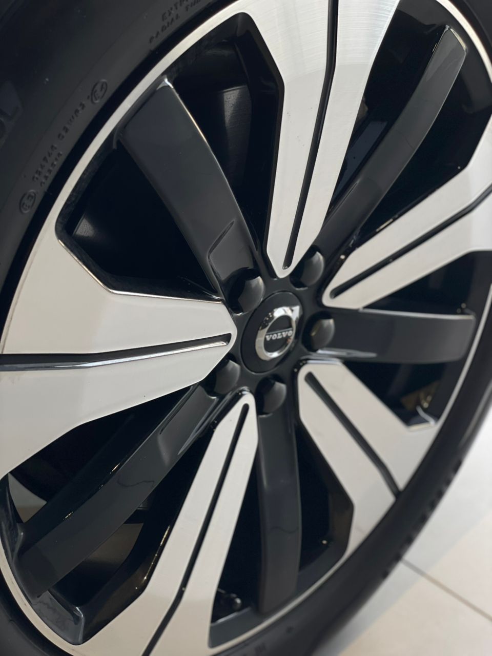 Volvo  XC60 Ultra, T8 AWD Plug-in hybrid, Electric/Petrol, Dark