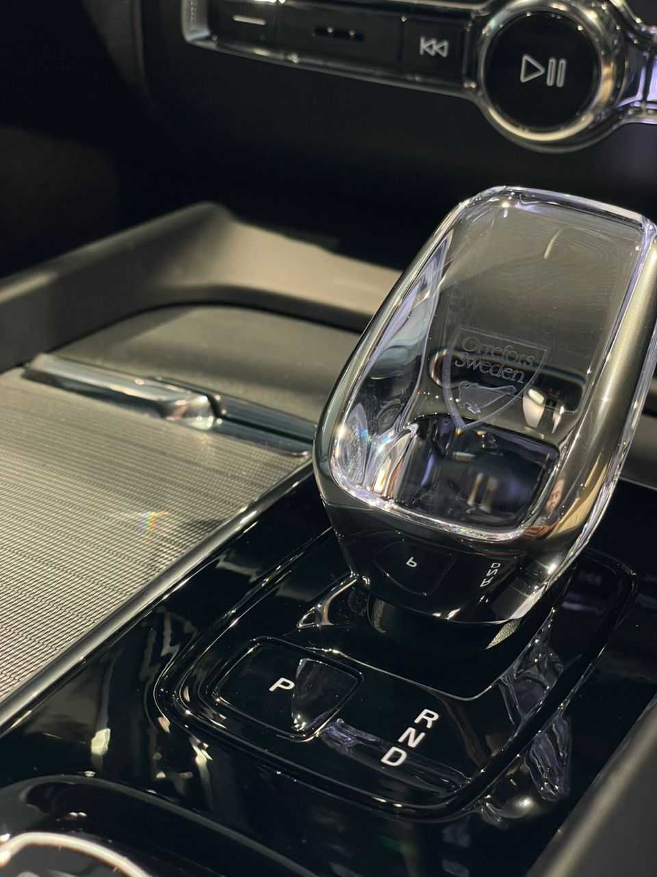 Volvo  XC60 Ultra, T8 AWD Plug-in hybrid, Electric/Petrol, Dark