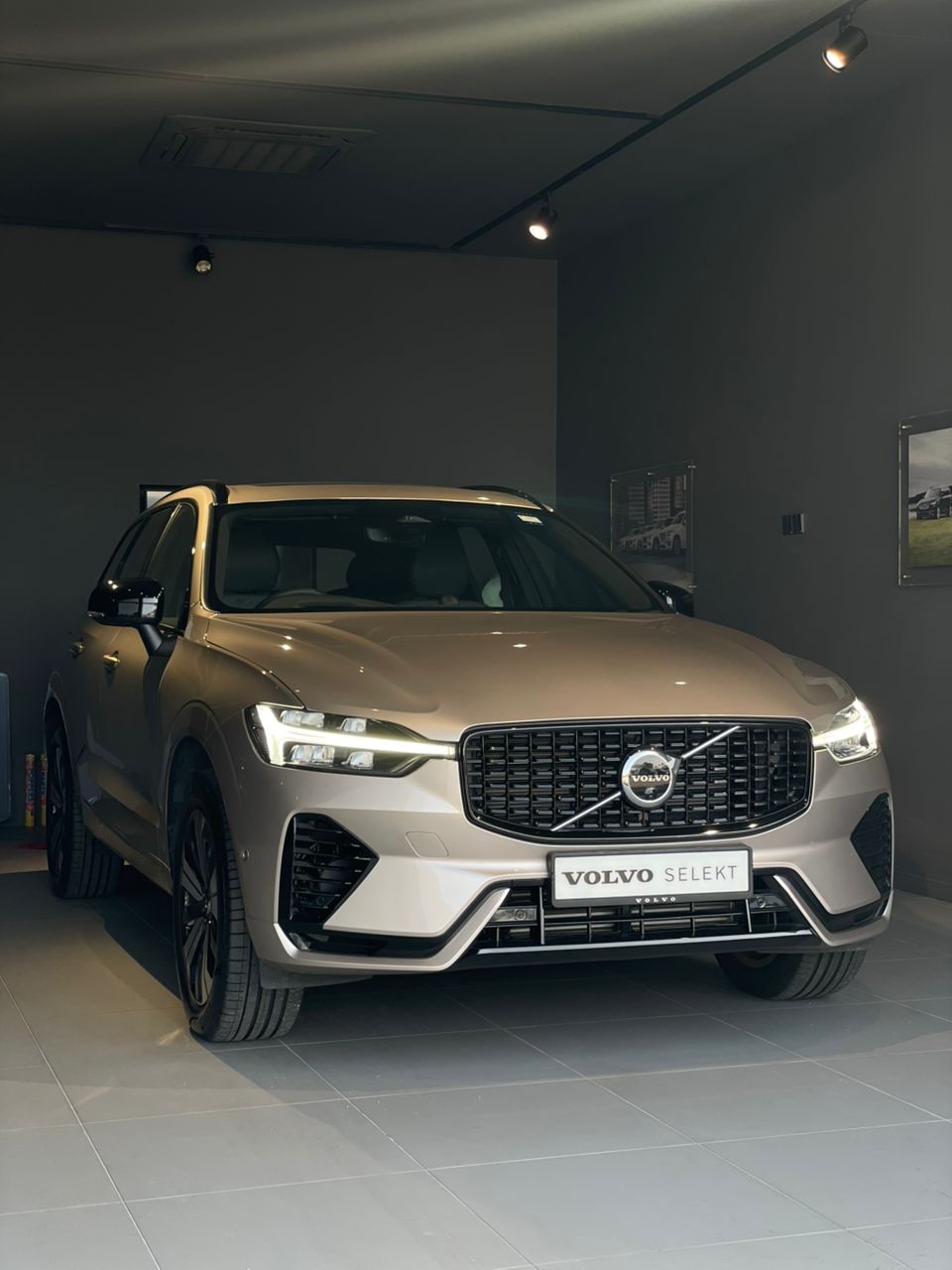 Volvo  XC60 Ultra, T8 AWD Plug-in hybrid, Electric/Petrol, Dark