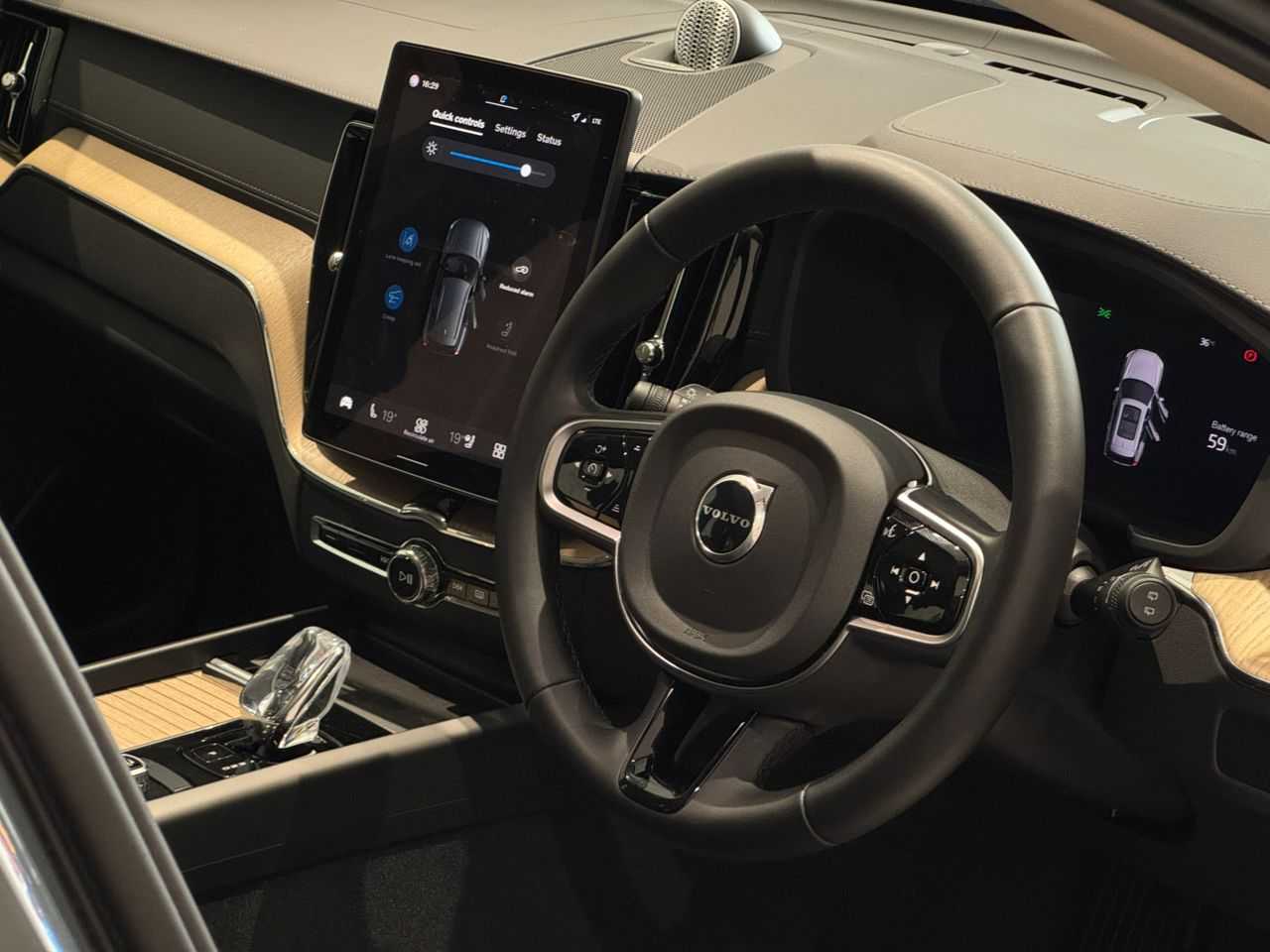 Volvo  XC60 Ultra, T8 AWD Plug-in hybrid, Electric/Petrol, Dark