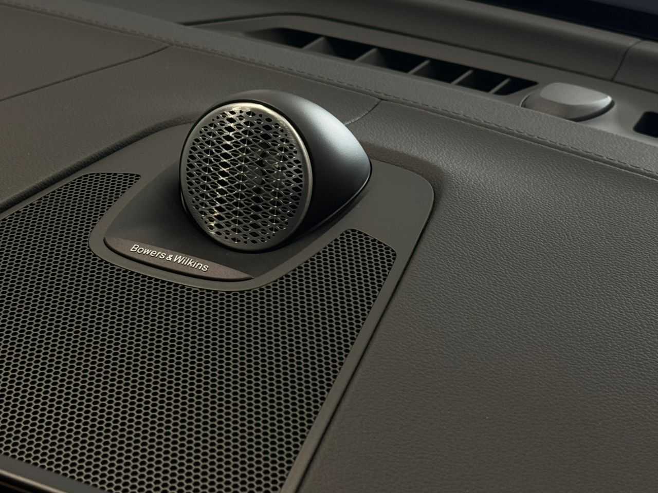 Volvo  XC60 Ultra, T8 AWD Plug-in hybrid, Electric/Petrol, Dark