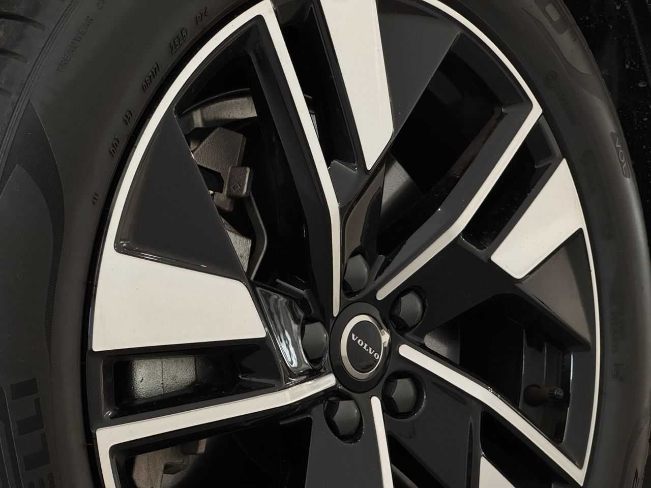 Volvo  XC60 Ultra, T8 AWD Plug-in hybrid, Electric/Petrol, Dark