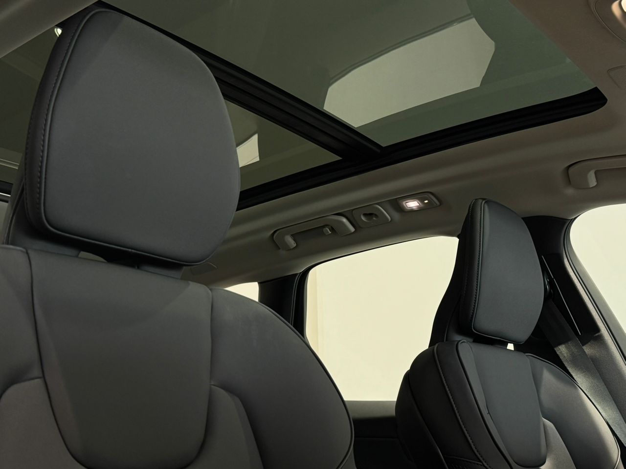 Volvo  XC60 Ultra, T8 AWD Plug-in hybrid, Electric/Petrol, Dark