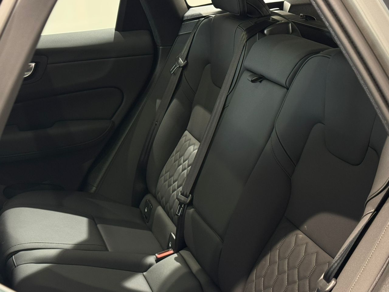 Volvo  XC60 Ultra, T8 AWD Plug-in hybrid, Electric/Petrol, Dark