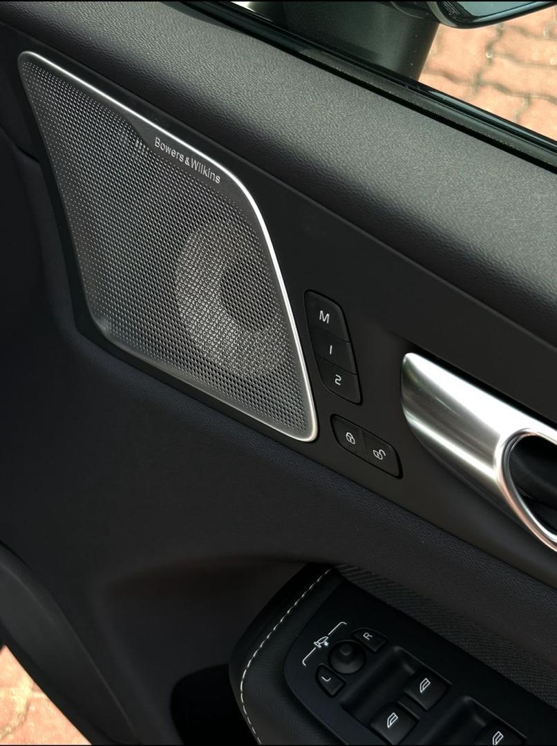 Volvo  XC60 Recharge Ultimate, T8 AWD Plug-in hybrid, Electric/Petrol, Dark