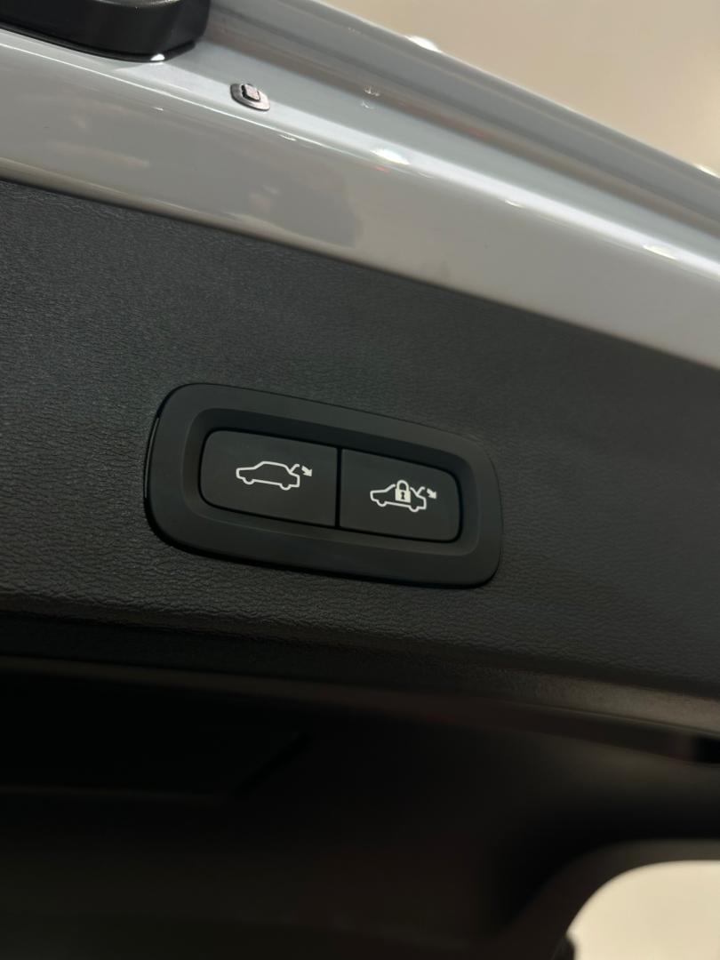 Volvo  XC40 Plus, B5 AWD Mild hybrid, Petrol, Dark