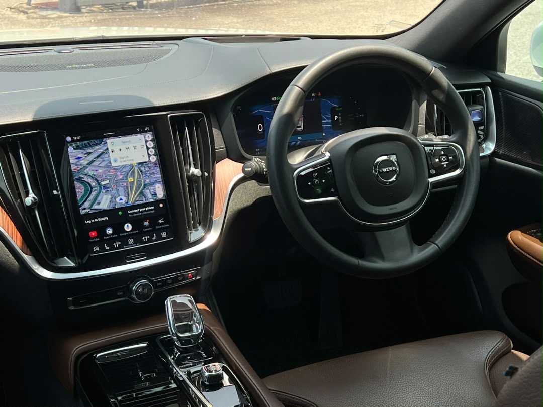 Volvo  V60 Recharge Ultimate, T8 , Electric/Petrol, Bright