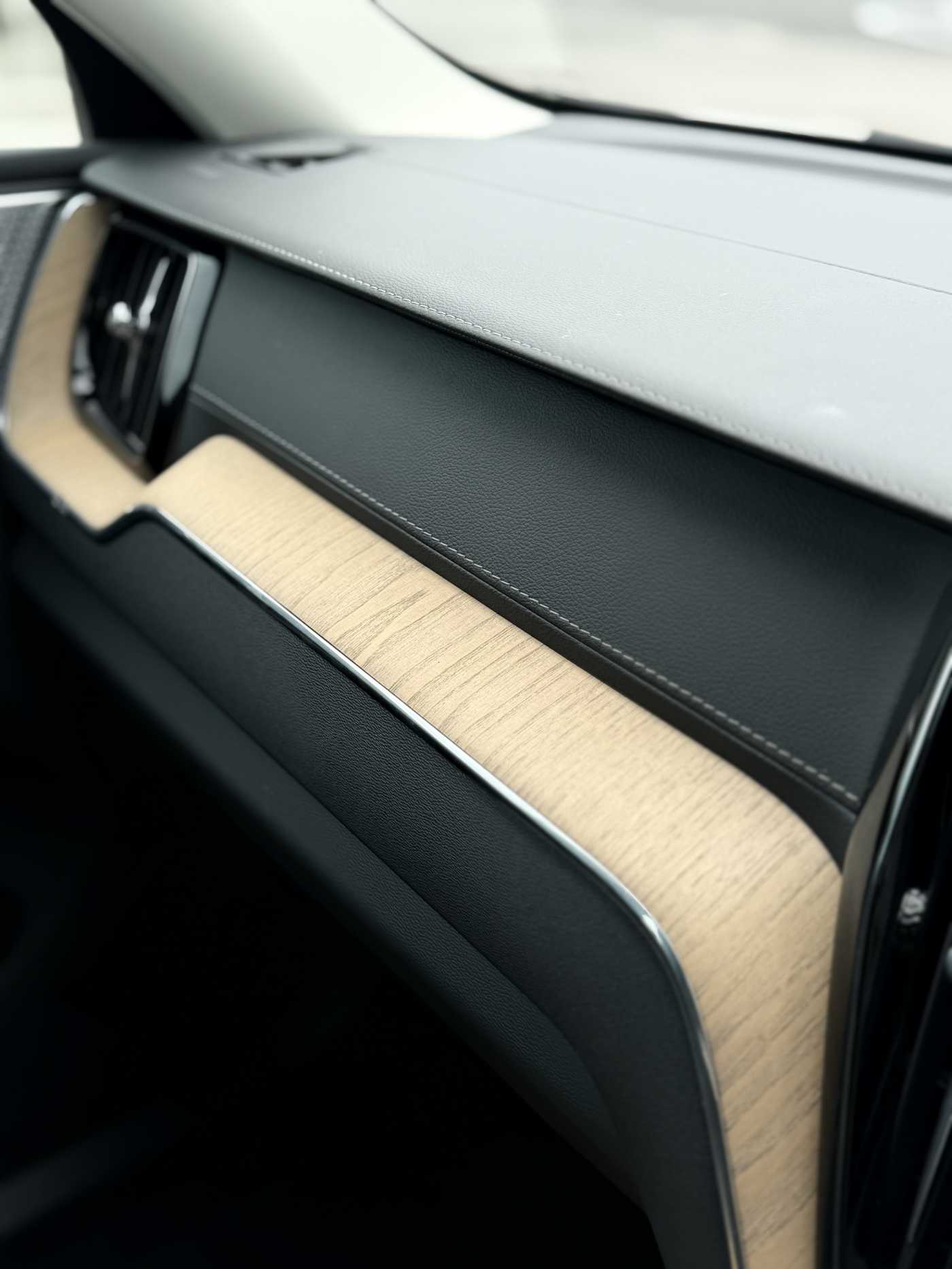 Volvo XC60 Ultra, T8 AWD Plug-in hybrid, Electric/Petrol, Dark