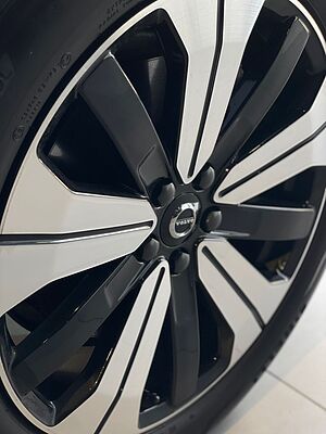 Volvo  XC60 Ultra, T8 AWD Plug-in hybrid, Electric/Petrol, Dark