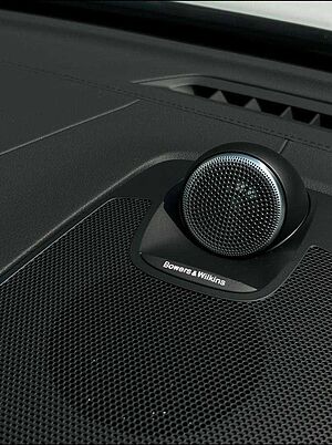 Volvo  XC60 Recharge Ultimate, T8 AWD Plug-in hybrid, Electric/Petrol, Dark