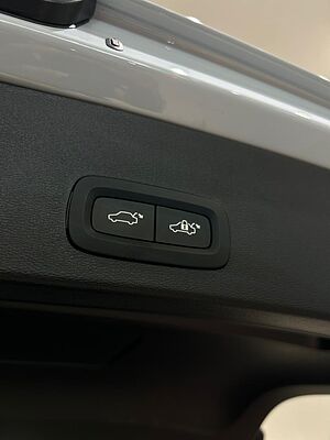 Volvo  XC40 Plus, B5 AWD Mild hybrid, Petrol, Dark