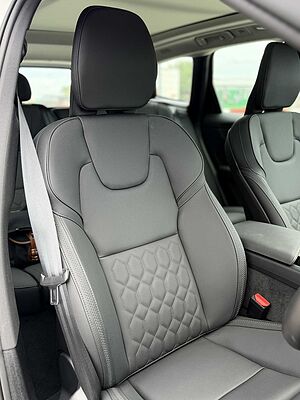 Volvo XC60 Ultra, T8 AWD Plug-in hybrid, Electric/Petrol, Dark