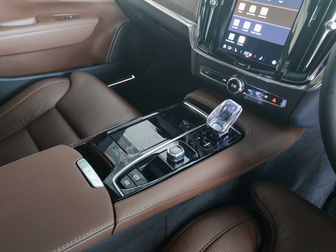 Volvo  S90 Recharge Ultimate, T8 AWD Plug-in hybrid, Electric/Petrol, Bright