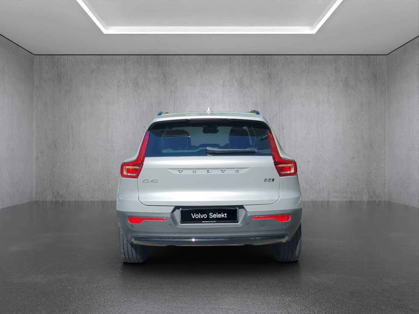 Volvo  XC40 Plus, B5 AWD Mild hybrid, Petrol, Dark