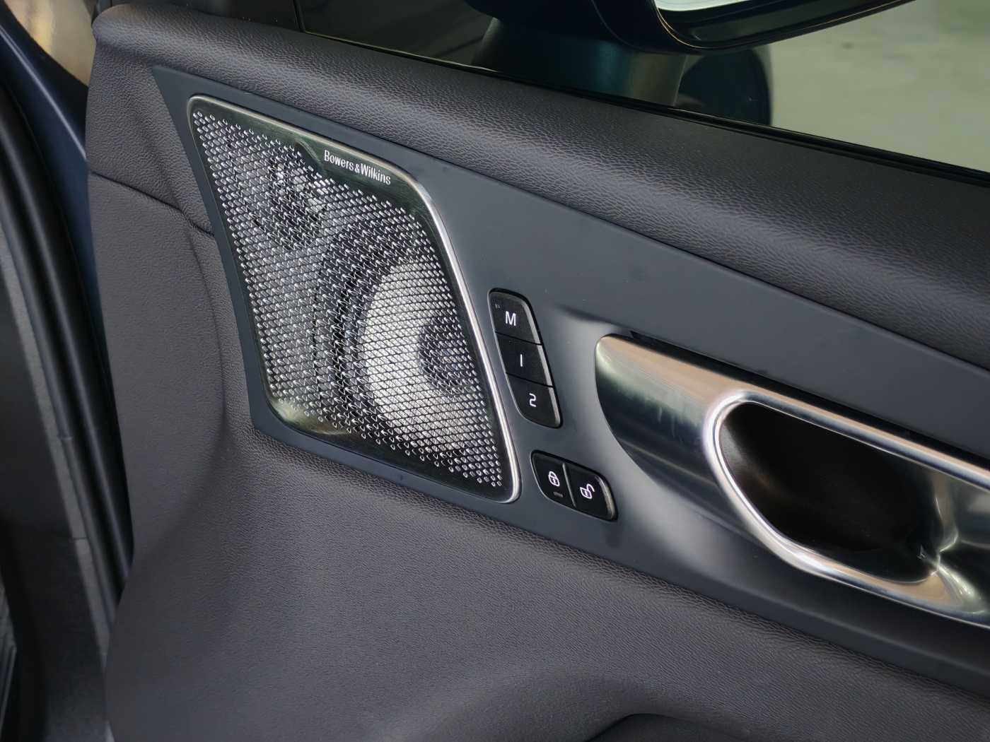 Volvo XC60 Ultra, T8 AWD Plug-in hybrid, Electric/Petrol, Dark